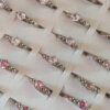 ANILLOS DE ACERO X 36 UNIDADES CON STRASS Y BOLITAS SURTIDOS EN MEDIDAS Y EN COLOR (BLANCO/ROSA). (MEDIDAS DEL 16 AL 20)