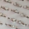 ANILLOS DE ACERO CON CORAZÓN DE PERLA Y STRASS X 36 UNIDADES. (MEDIDAS DEL 16 AL 20)