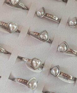 ANILLOS DE ACERO CON CORAZÓN DE PERLA Y STRASS X 36 UNIDADES. (MEDIDAS DEL 16 AL 20)