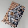 PAREO INDONESIA ESTAMPADO CON FLECOS. 100 X 180 CM.