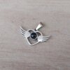 DIJE DE ACERO CORAZÓN CON ALAS, "TE AMO" EN 100 IDIOMAS DIFERENTES. MEDIDAS 25 X 15 MM