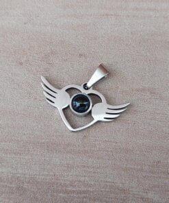 DIJE DE ACERO CORAZÓN CON ALAS, "TE AMO" EN 100 IDIOMAS DIFERENTES. MEDIDAS 25 X 15 MM