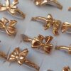 ANILLOS DE ACERO DORADO FIGURA MOÑO X 36 UNIDADES SURTIDOS EN MEDIDAS. (MEDIDAS DEL 16 AL 19)