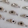 ANILLOS DE ACERO ESMALTADO EN NEGRO CON LEYENDA Y STRASS X 36 UNIDADES. SURTIDOS EN MEDIDAS. (MEDIDAS DEL 17 AL 20)
