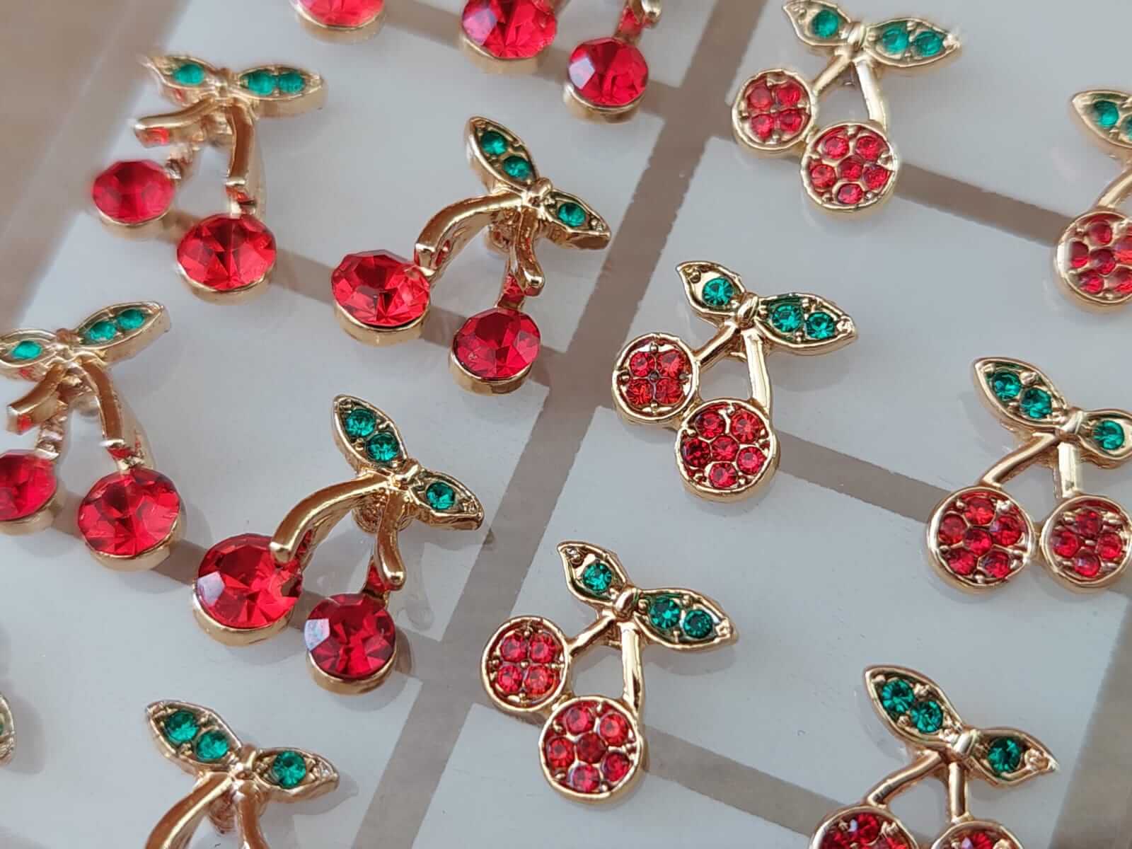 BLISTER DE AROS PASANTE DE ACERO DORADO CEREZA/GUINDA CON STRASS X 12 PARES.