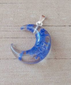 DIJE DE ACERO BLANCO LUNA ACRÍLICO NUBE VIOLETA. BRILLA EN LA OSCURIDAD. MEDIDA 20 X 24 MM