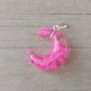 DIJE DE ACERO BLANCO LUNA ACRÍLICO NUBE FUCSIA. BRILLA EN LA OSCURIDAD. MEDIDA 20 X 24 MM