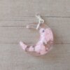 DIJE DE ACERO BLANCO LUNA ACRÍLICO NUBE ROSA. BRILLA EN LA OSCURIDAD. MEDIDA 20 X 24 MM