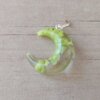 DIJE DE ACERO BLANCO LUNA ACRÍLICO NUBE VERDE. BRILLA EN LA OSCURIDAD. MEDIDA 20 X 24 MM