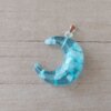 DIJE DE ACERO BLANCO LUNA ACRÍLICO NUBE CELESTE. BRILLA EN LA OSCURIDAD. MEDIDA 20 X 24 MM