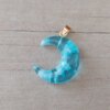 DIJE DE ACERO DORADO LUNA ACRÍLICO NUBE CELESTE. BRILLA EN LA OSCURIDAD. MEDIDA 20 X 24 MM