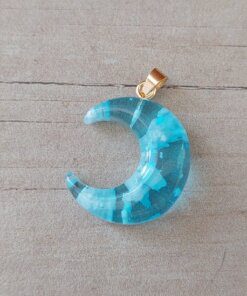 DIJE DE ACERO DORADO LUNA ACRÍLICO NUBE CELESTE. BRILLA EN LA OSCURIDAD. MEDIDA 20 X 24 MM