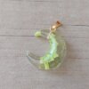 DIJE DE ACERO DORADO LUNA ACRÍLICO NUBE VERDE. BRILLA EN LA OSCURIDAD. MEDIDA 20 X 24 MM