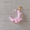 DIJE DE ACERO DORADO LUNA ACRÍLICO NUBE ROSA. BRILLA EN LA OSCURIDAD. MEDIDA 20 X 24 MM