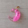 DIJE DE ACERO DORADO LUNA ACRÍLICO NUBE FUCSIA. BRILLA EN LA OSCURIDAD. MEDIDA 20 X 24 MM