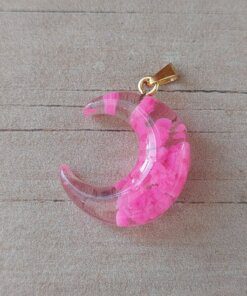 DIJE DE ACERO DORADO LUNA ACRÍLICO NUBE FUCSIA. BRILLA EN LA OSCURIDAD. MEDIDA 20 X 24 MM