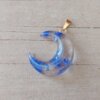 DIJE DE ACERO DORADO LUNA ACRÍLICO NUBE VIOLETA. BRILLA EN LA OSCURIDAD. MEDIDA 20 X 24 MM