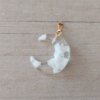 DIJE DE ACERO DORADO LUNA ACRÍLICO NUBE BLANCA. BRILLA EN LA OSCURIDAD. MEDIDA 20 X 24 MM