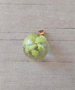 DIJE DE ACERO DORADO ACRÍLICO VERDE 15 MM. BRILLA EN LA OSCURIDAD.