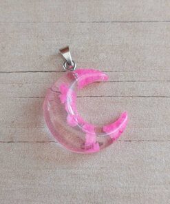 DIJE DE ACERO LUNA ACRÍLICO NUBE FUCSIA. BRILLA EN LA OSCURIDAD. MEDIDA 20 X 24  MM