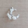 DIJE DE ACERO LUNA ACRÍLICO NUBE BLANCA. BRILLA EN LA OSCURIDAD. MEDIDA 20 X 24  MM