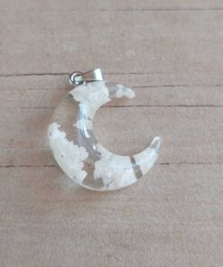 DIJE DE ACERO LUNA ACRÍLICO NUBE BLANCA. BRILLA EN LA OSCURIDAD. MEDIDA 20 X 24  MM