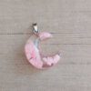 DIJE DE ACERO LUNA ACRÍLICO NUBE ROSA. BRILLA EN LA OSCURIDAD. MEDIDA 20 X 24  MM