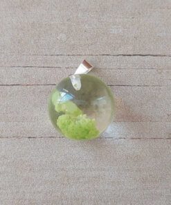 DIJE DE ACERO BLANCO ACRÍLICO VERDE 15 MM. BRILLA EN LA OSCURIDAD.