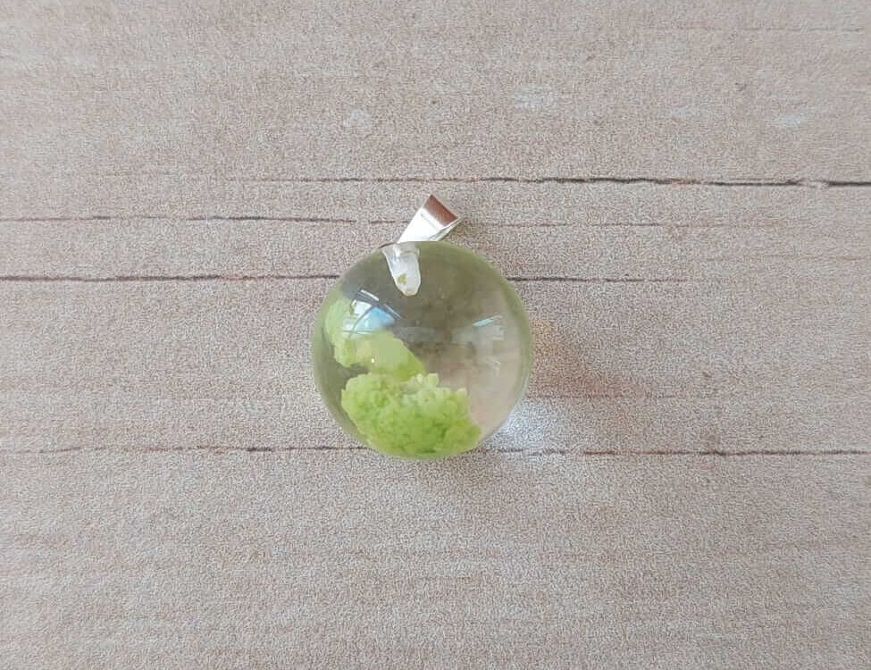 DIJE DE ACERO BLANCO ACRÍLICO VERDE 15 MM. BRILLA EN LA OSCURIDAD.