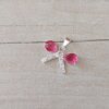 DIJE DE ACERO BLANCO MOÑO CON CUBIK FUCSIA. 17 X 10 MM