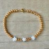 PULSERA DE ACERO DORADO BOLITAS 3 MM CON TRES ESTRELLAS DE NÁCAR EN EL CENTRO. LARGO 18 CM.