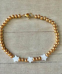 PULSERA DE ACERO DORADO BOLITAS 3 MM CON TRES ESTRELLAS DE NÁCAR EN EL CENTRO. LARGO 18 CM.