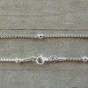 CADENA DE ACERO BLANCO VENECIANA CON BOLITAS 3 MM INTERCALADAS. LARGO 45 CM