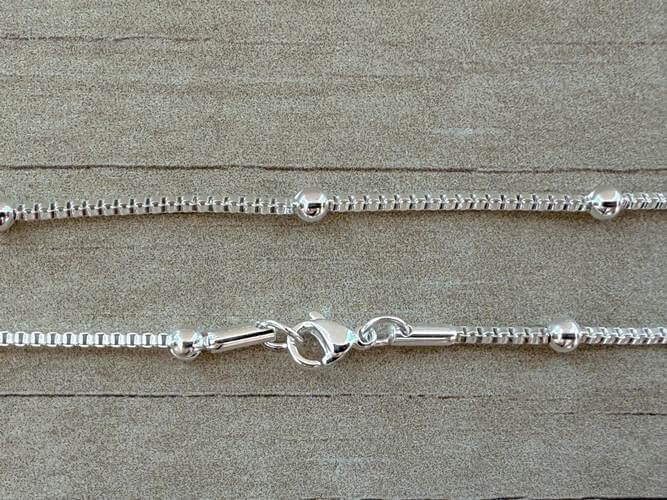 CADENA DE ACERO BLANCO VENECIANA CON BOLITAS 3 MM INTERCALADAS. LARGO 45 CM