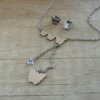 CONJUNTO DE ACERO CADENA ESPEJITO 0.5 CON CENTRO TRIPLE MARIPOSA Y MARIPOSA/STRASS COLGANTES CON ARO MARIPOSA. LARGO CADENA 53 CM + 4 CM EXT.. PARTE COLGANTE 7 CM