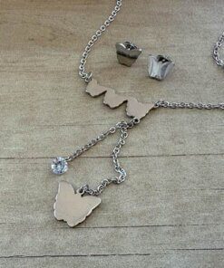 CONJUNTO DE ACERO CADENA ESPEJITO 0.5 CON CENTRO TRIPLE MARIPOSA Y MARIPOSA/STRASS COLGANTES CON ARO MARIPOSA. LARGO CADENA 53 CM + 4 CM EXT.. PARTE COLGANTE 7 CM