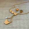 CONJUNTO DE ACERO DORADO CADENA ESPEJITO 0.5 CON CENTRO TRIPLE MARIPOSA Y MARIPOSA/STRASS COLGANTES. LARGO CADENA 53 CM + 4 CM EXT.. PARTE COLGANTE 7 CM