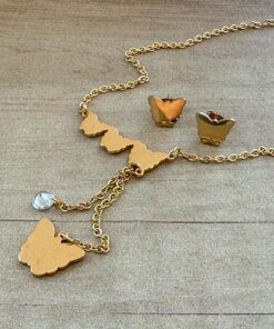 CONJUNTO DE ACERO DORADO CADENA ESPEJITO 0.5 CON CENTRO TRIPLE MARIPOSA Y MARIPOSA/STRASS COLGANTES. LARGO CADENA 53 CM + 4 CM EXT.. PARTE COLGANTE 7 CM