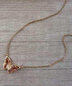 COLGANTE DE ACERO DORADO ESLABÓN ESPEJITO 0.4 CON CENTRO MARIPOSA ACRÍLICO ROSA CON STRASS. LARGO 44 CM + 5 CM EXT.