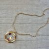 COLGANTE DE ACERO DORADO ESLABÓN ESPEJITO CON DIJE MEDALLA CON ESTRELLA Y STRASS ROSA EN SU INTERIOR. LARGO 44 CM + 5 CM EXT.