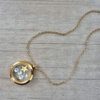 COLGANTE DE ACERO DORADO ESLABÓN ESPEJITO CON DIJE MEDALLA CON ESTRELLA Y STRASS EN SU INTERIOR. LARGO 44 CM + 5 CM EXT.
