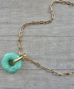 COLGANTE DE ACERO DORADO ESLABÓN ESPEJITO 0.8 CON DIJE DONA ACRÍLICO. LARGO 44 CM + 5 CM EXT.
