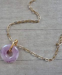COLGANTE DE ACERO DORADO ESLABÓN ESPEJITO 0.8 CON DIJE DONA ACRÍLICO. LARGO 44 CM + 5 CM EXT.