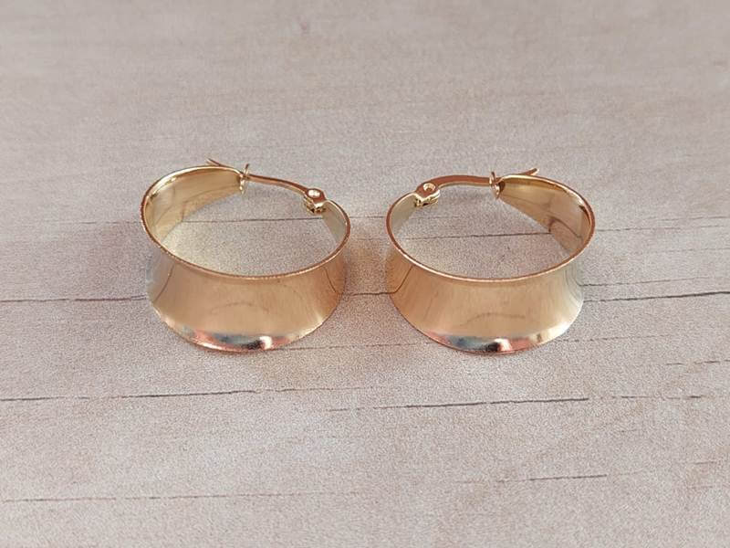 ARO DE ACERO DORADO ARGOLLA CUBANA CÓNCAVA IRREGULAR. 10 MM X 15 MM