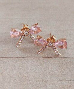 ARO DE ACERO DORADO MOÑO CON STRASS Y CUBIK ROSA. MEDIDAS 18 X 11 MM