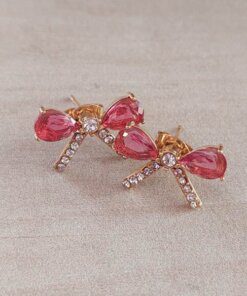 ARO DE ACERO DORADO MOÑO CON STRASS Y CUBIK FUCSIA. MEDIDAS 18 X 11 MM