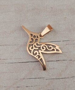 DIJE DE ACERO DORADO COLIBRÍ CALADO 28 X 17 MM