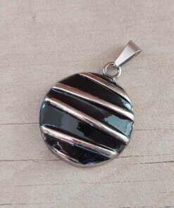 DIJE DE ACERO MEDALLA ESMALTADA NEGRA CON LINEAS. DIÁMETRO 30 MM.