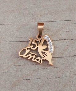 DIJE DE ACERO DORADO 15 AÑOS CON STRASS. TAMAÑO 20 X 18 MM