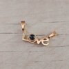 DIJE DE ACERO DORADO LOVE CON PROYECCIÓN «TE AMO» EN 100 IDIOMAS DIFERENTES.
